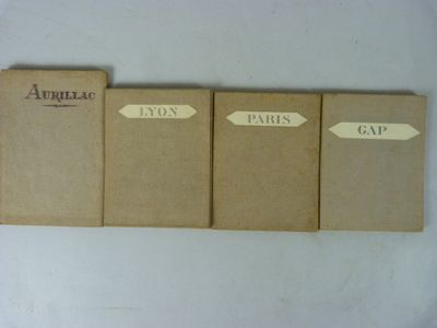trois livres sont alignés sur une surface blanche