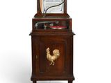 un meuble en bois surmonté d'une horloge