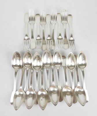 beaucoup de cuillères et de fourchettes en argent sur la table