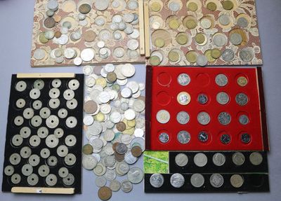 Boîte de monnaies Françaises et étrangères . On joint un petit classeu - Photo 1