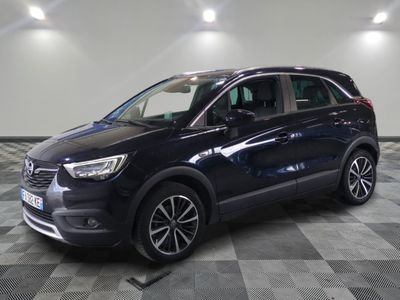 une voiture noire est garée sur le sol en damier d'un garage