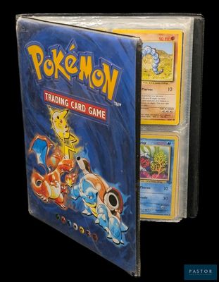 Le jeu de cartes à collectionner Pokémon est disponible et prêt à être joué.