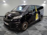 la photo d'une camionnette noire garée dans un garage