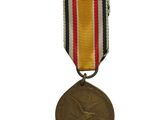 médaille avec un ruban rouge, blanc et bleu autour du cou
