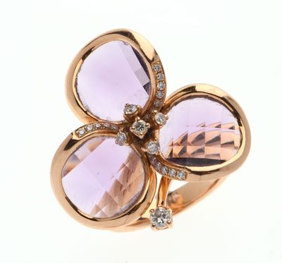 BAGUE en or rose 750 °/°° ornée de trois améthystes de forme…