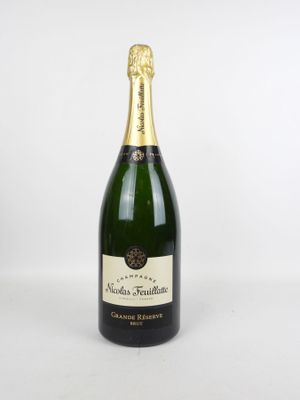 une bouteille de champagne sur fond blanc