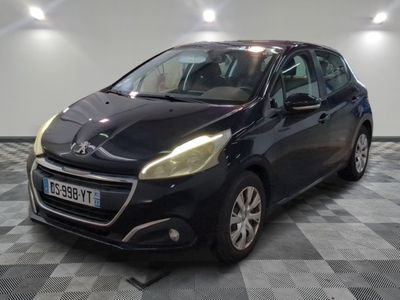 la petite voiture noire est garée dans le garage sur un sol en damier