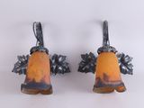 paire de boucles d'oreilles en forme de clochettes en verre argenté et ambré, ornées de feuilles