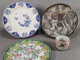 trois assiettes et une tasse sur la table