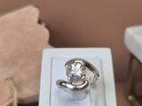 une bague qui se trouve dans une boîte sur une table