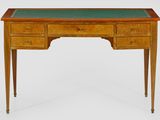 un bureau ancien avec un plateau vert et deux tiroirs