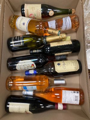 plusieurs bouteilles de vin se trouvent dans un carton sur une table
