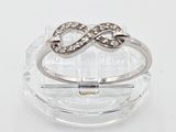 une bague posée sur une assiette transparente