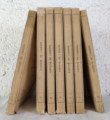 plusieurs livres sont empilés sur une table