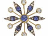 un gros plan d'une broche bleue et blanche sur fond blanc