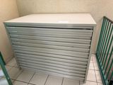 un plan de travail blanc posé sur un sol carrelé blanc