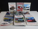 beaucoup de magazines posés sur une table