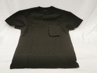 un t-shirt noir avec une poche sur fond blanc