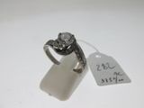 une bague en argent sertie d'un diamant, avec une étiquette de prix