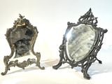 deux miroirs posés l'un à côté de l'autre sur une surface blanche