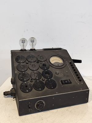 une machine noire posée sur une table blanche