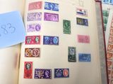 un livre ouvert sur lequel figurent des timbres et un autocollant sur une page
