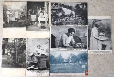 plusieurs vieilles photographies en noir et blanc représentant des femmes dans un jardin