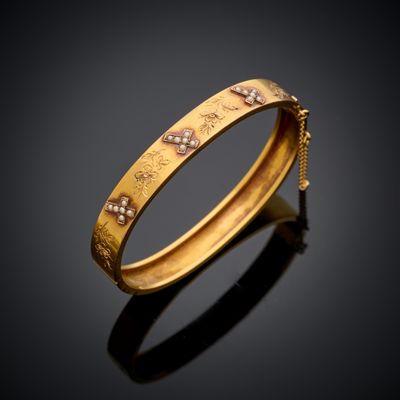 un bracelet en or serti de diamants sur fond noir