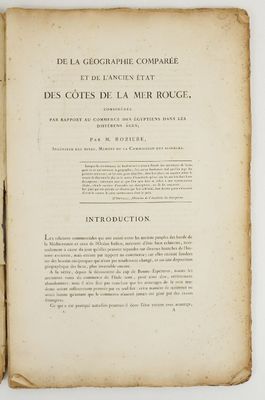 un livre ouvert avec une image en noir et blanc