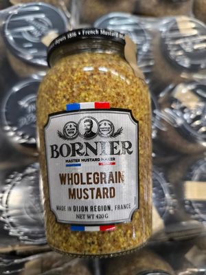un pot de moutarde posé sur une table
