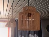 deux lampes suspendues au plafond dans une pièce