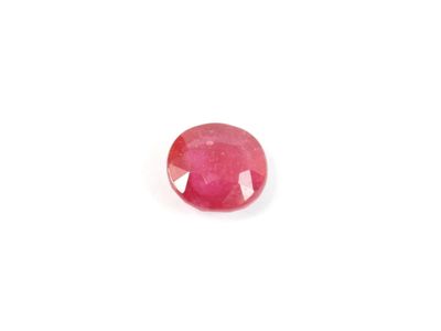 gros plan d'une pierre de rubis rouge sur une surface blanche