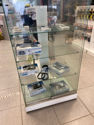 une vitrine en verre contenant divers téléphones portables