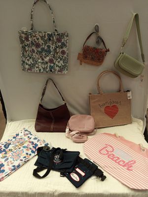 une table sur laquelle sont posés de nombreux sacs et sacs à main