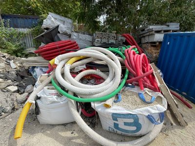 un tas de tuyaux et d'autres objets par terre