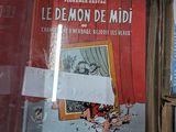 plusieurs livres sont empilés sur une étagère