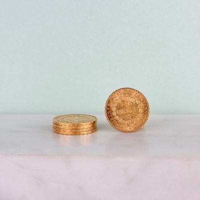une pièce d'or posée sur une table en marbre