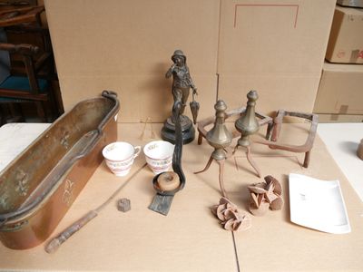 un grand nombre d'objets posés sur une table