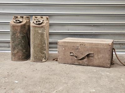 deux caisses en bois posées l'une à côté de l'autre par terre