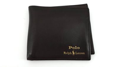 un portefeuille en cuir noir orné d'un logo doré