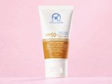 un tube de crème solaire sur fond rose