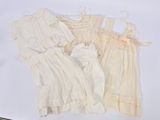 trois vêtements posés sur une table