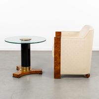 Thörmer, une table d'appoint ronde et un fauteuil club en pl… (photo 4)