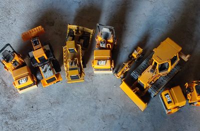 de nombreux engins de chantier alignés sur le sol
