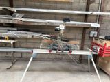 une machine posée sur une table dans un garage