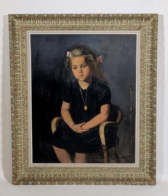 portrait d'une jeune fille en robe noire, assise sur une chaise