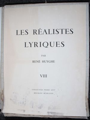 un vieux livre posé sur une table recouverte d'un tissu noir