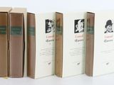 trois livres superposés sur une surface blanche
