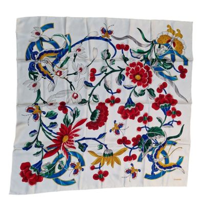 CHANEL Foulard en twill de soie à motif de papillons et rame…