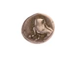 l'image d'une pièce de monnaie sur laquelle figure un oiseau, posée sur une surface blanche